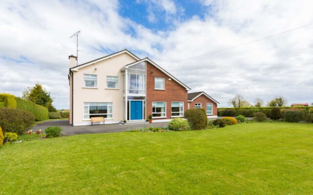 6-bedroom residence with approximately 13.5 acres (5.5 ha) in Pelletstown, Drumree, Co. Meath