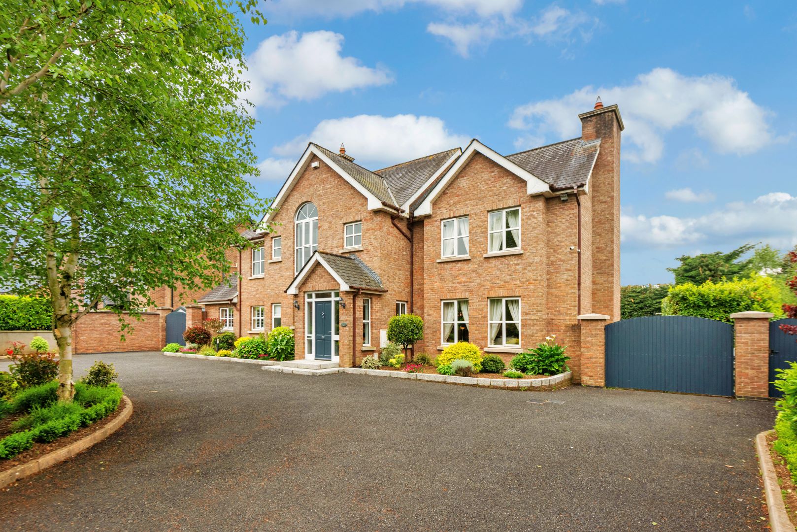 Contemporary Elegance Charms in Craddockstown